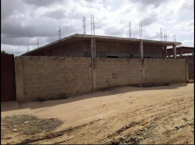 Venda Vivenda inacabada a venda no kikuxi