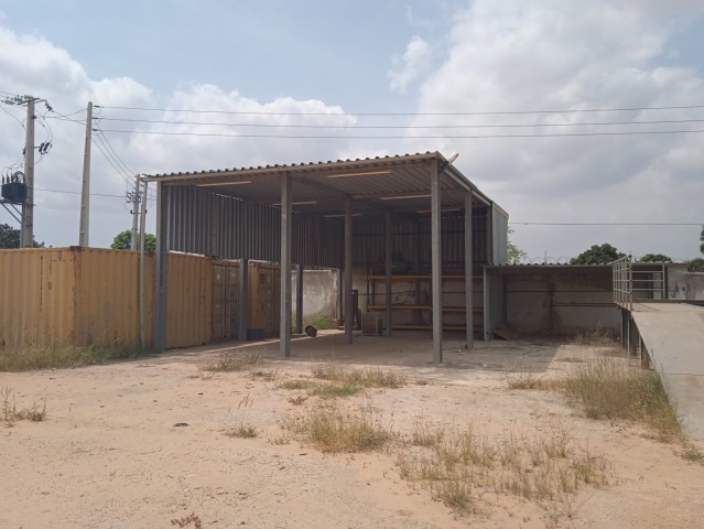 Venda Vende-se um armazém num terreno de 3.5 hectares no Kikuxi, ainda com um condomínio.Junto a Vila Florence