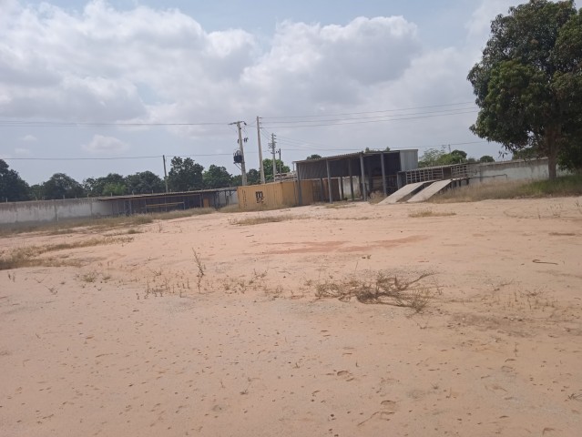 Venda Vende-se um armazém num terreno de 3.5 hectares no Kikuxi, ainda com um condomínio.Junto a Vila Florence