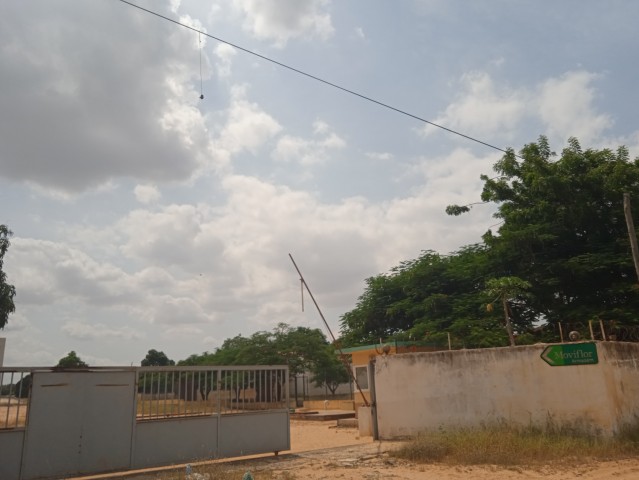 Venda Vende-se um armazém num terreno de 3.5 hectares no Kikuxi, ainda com um condomínio.Junto a Vila Florence