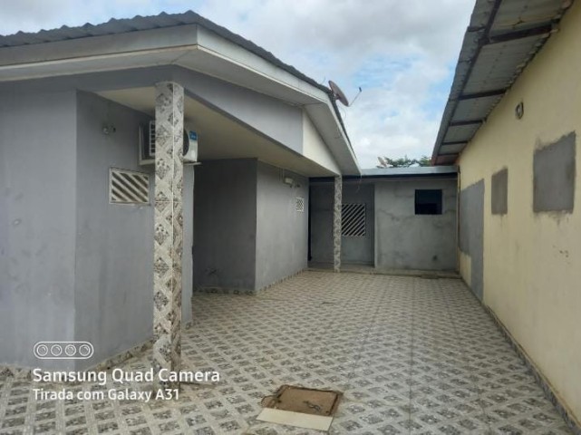 Venda Vivenda V3 com estabelecimento comercial (um bar e uma loja e um talho) no condomínio BPC*