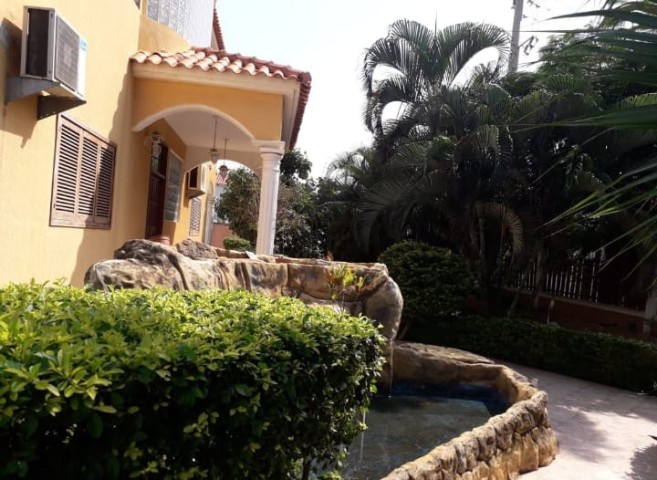 Venda Vivenda T4 mobilada, com piscina+anexo no Benfica, rua do BFA, após o Banco SOL