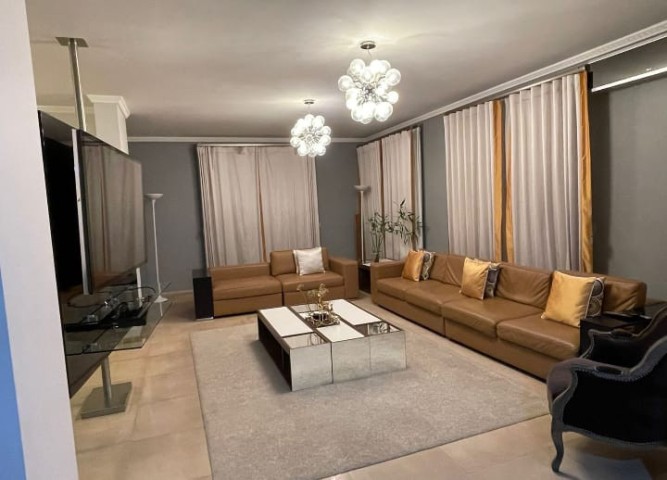 Venda Luxuosa Vivenda T4 com mobília e Piscina privada*