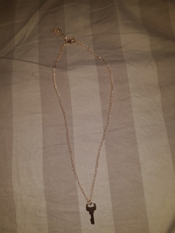 Venda Fio dourado com pingente de chave