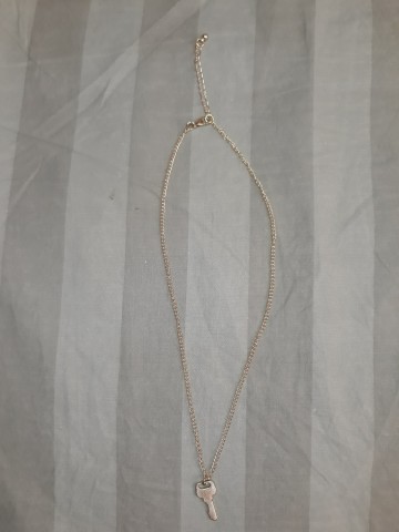 Venda Fio dourado com pingente de chave