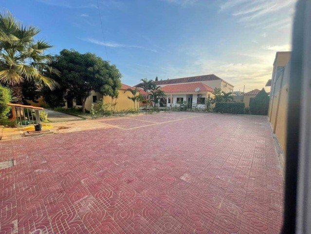Venda Moradia V4 no Lar do Patriota, com um quintal muito vasto, um espaço de 900m²