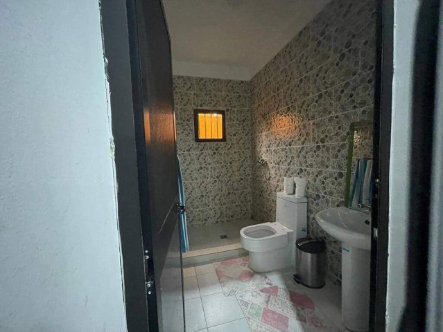 Venda Moradia V4 no Lar do Patriota, com um quintal muito vasto, um espaço de 900m²