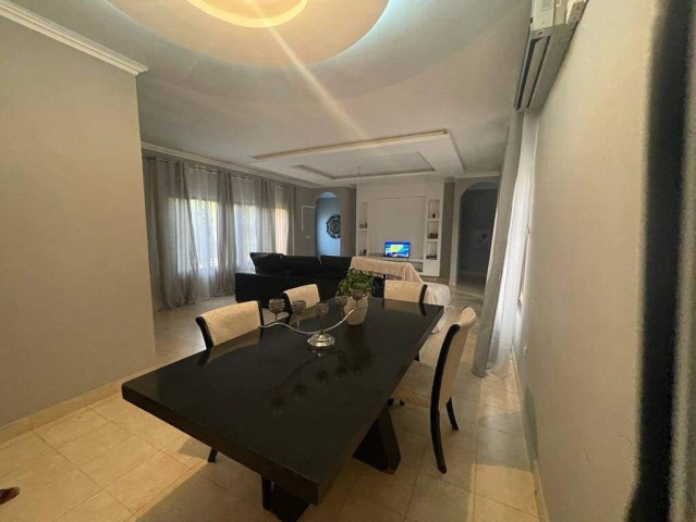 Venda Moradia V4 no Lar do Patriota, com um quintal muito vasto, um espaço de 900m²