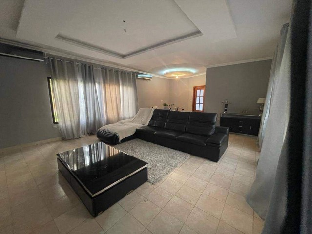 Venda Moradia V4 no Lar do Patriota, com um quintal muito vasto, um espaço de 900m²