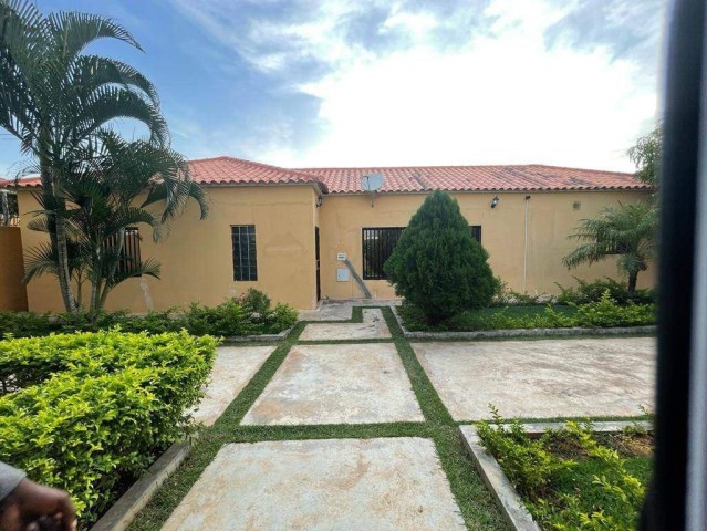 Venda Moradia V4 no Lar do Patriota, com um quintal muito vasto, um espaço de 900m²