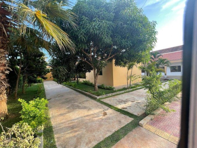 Venda Moradia V4 no Lar do Patriota, com um quintal muito vasto, um espaço de 900m²