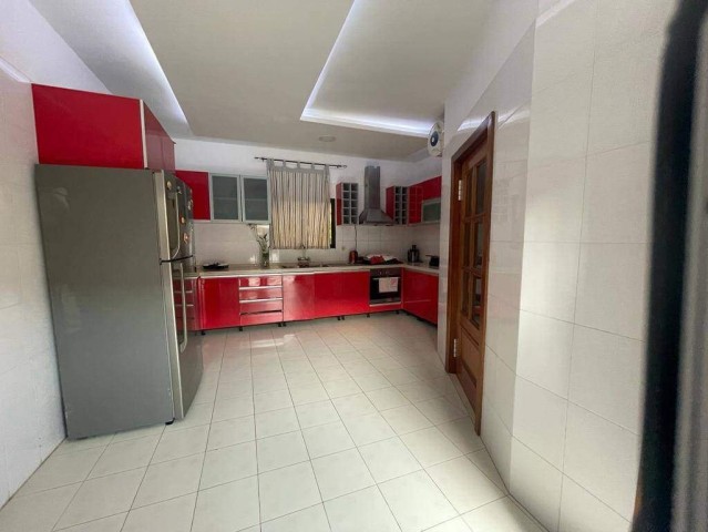 Venda Moradia V4 no Lar do Patriota, com um quintal muito vasto, um espaço de 900m²