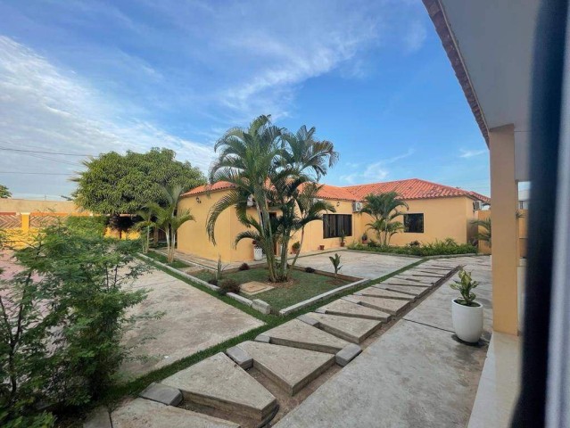Venda Moradia V4 no Lar do Patriota, com um quintal muito vasto, um espaço de 900m²