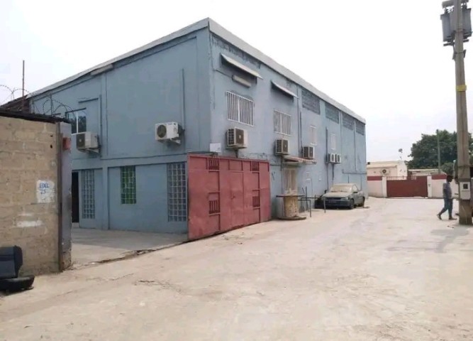 Venda Arrenda-se Armazém