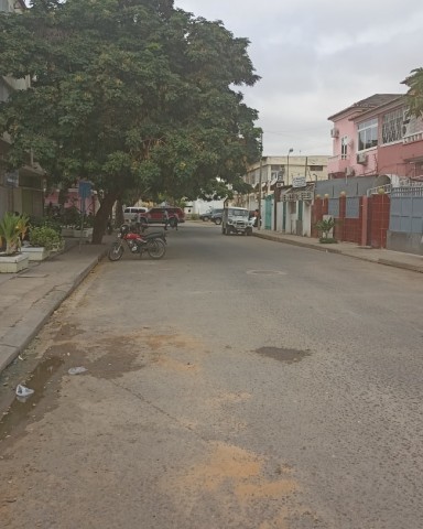 Venda Vivenda V3 com anexo, na Maianga, rua da Tudor centro da Cidade