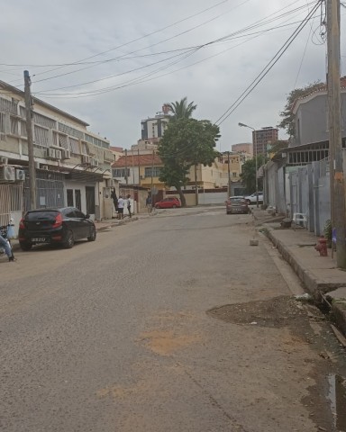 Venda Vivenda V3 com anexo, na Maianga, rua da Tudor centro da Cidade