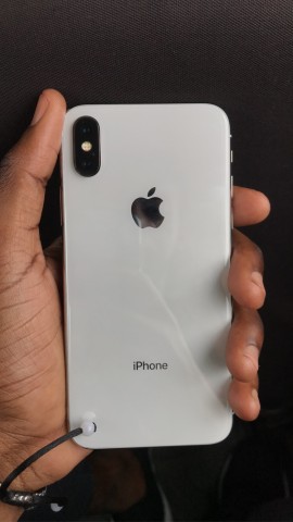 Venda IPhone X/64GB, novo (com carregador), origem Reino Unido: 200.000kzs