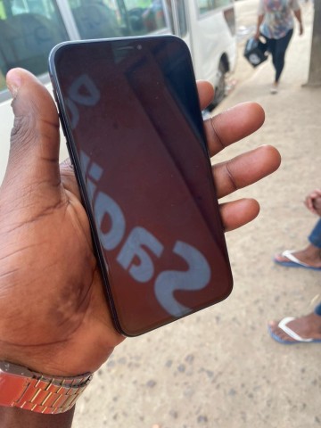 Venda IPhone X/64GB, bateria 91%, tudo funcionando: 170.000kzs (negociável)