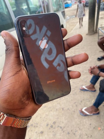 Venda IPhone X/64GB, bateria 91%, tudo funcionando: 170.000kzs (negociável)