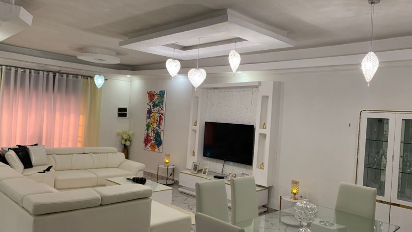 Venda Vivenda V3 + suites no zango 0