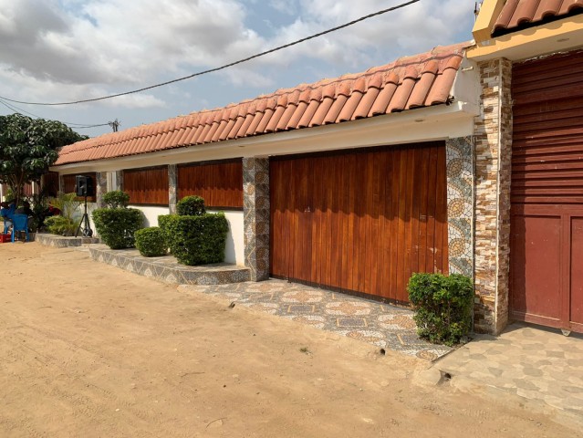 Venda Vivenda V3 + suites no zango 0