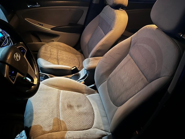 Venda Hyundai Accent Modelo matrícula GF Duas varetas Motor seco Interior limpo :bancos em couro Cor : preto Estado de conservação bom