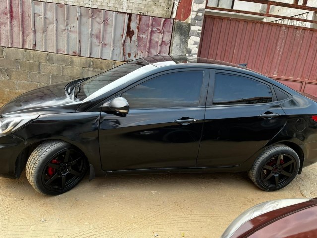 Venda Hyundai Accent Modelo matrícula GF Duas varetas Motor seco Interior limpo :bancos em couro Cor : preto Estado de conservação bom