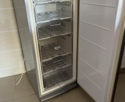 A venda Vendo uma arca vertical em bons estado