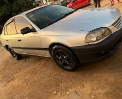 Comprar TOYOTA AVENSIS CARRO LIMPO