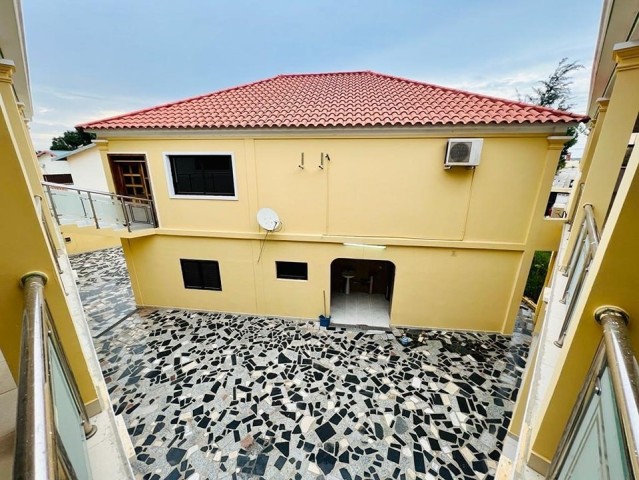 Venda Excelente Moradia, de tipologia V12+Anexo, localizada no Projecto Nova Vida (rua principal)