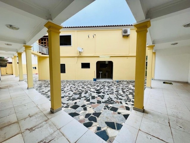 Venda Excelente Moradia, de tipologia V12+Anexo, localizada no Projecto Nova Vida (rua principal)