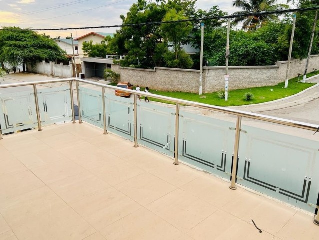 Venda Excelente Moradia, de tipologia V12+Anexo, localizada no Projecto Nova Vida (rua principal)
