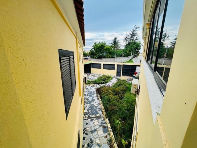 Venda Excelente Moradia, de tipologia V12+Anexo, localizada no Projecto Nova Vida (rua principal)