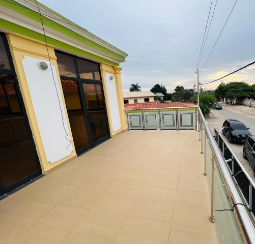 Venda Excelente Moradia, de tipologia V12+Anexo, localizada no Projecto Nova Vida (rua principal)