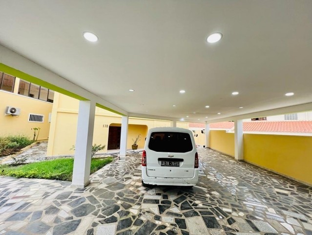 Venda Excelente Moradia, de tipologia V12+Anexo, localizada no Projecto Nova Vida (rua principal)