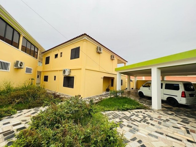 Venda Excelente Moradia, de tipologia V12+Anexo, localizada no Projecto Nova Vida (rua principal)