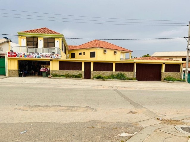 Venda Excelente Moradia, de tipologia V12+Anexo, localizada no Projecto Nova Vida (rua principal)
