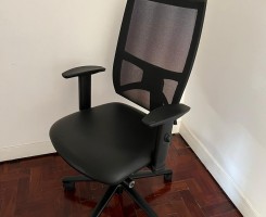A venda 2 Cadeiras de escritório pretas