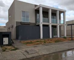 A venda Luxuosa vivenda V5 dúplex, na urbanização Boa Vida na via expressa, to...