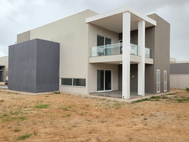 Venda Luxuosa vivenda V5 dúplex, na urbanização Boa Vida na via expressa, totalmente nova nunca antes habitada