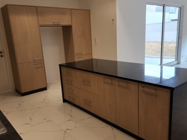Venda Luxuosa vivenda V5 dúplex, na urbanização Boa Vida na via expressa, totalmente nova nunca antes habitada