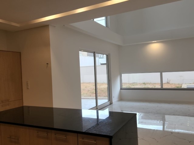Venda Luxuosa vivenda V5 dúplex, na urbanização Boa Vida na via expressa, totalmente nova nunca antes habitada