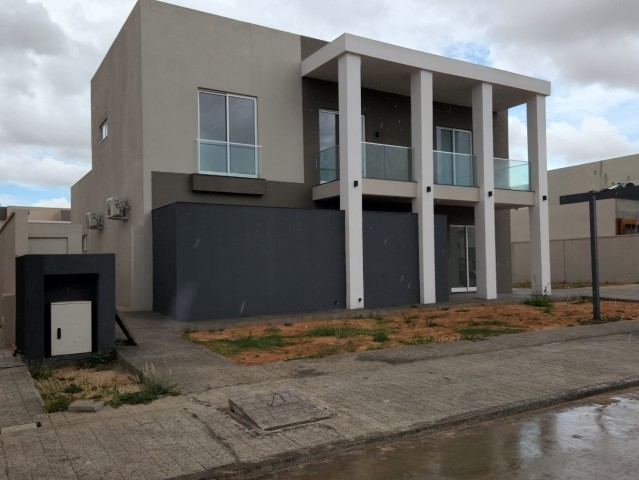 Venda Luxuosa vivenda V5 dúplex, na urbanização Boa Vida na via expressa, totalmente nova nunca antes habitada