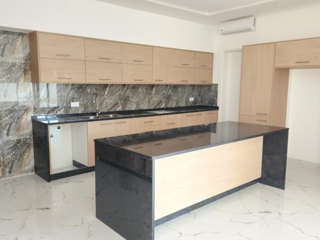 Venda Luxuosa vivenda V5 dúplex, na urbanização Boa Vida na via expressa, totalmente nova nunca antes habitada