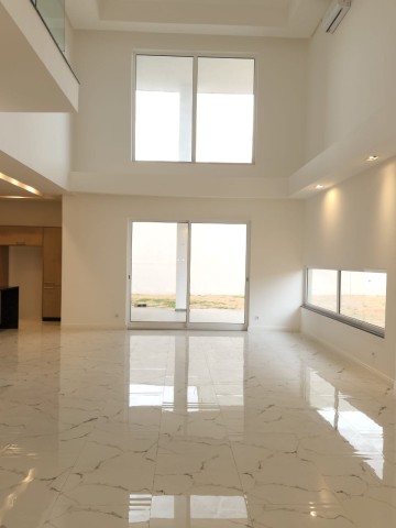 Venda Luxuosa vivenda V5 dúplex, na urbanização Boa Vida na via expressa, totalmente nova nunca antes habitada