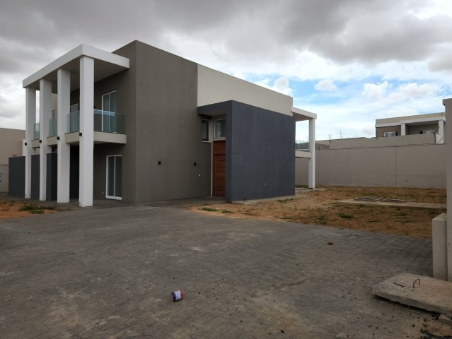 Venda Luxuosa vivenda V5 dúplex, na urbanização Boa Vida na via expressa, totalmente nova nunca antes habitada
