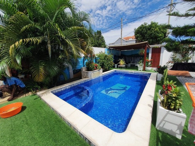 Venda Belíssima Vivenda V4 com piscina e acabamentos de ponta, situada no Camama, a 1 minuto da estrada principal