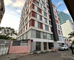 A venda LOJA COM 600 M² NA NA AVENIDA LINO DIAS (INGOMBOTAS)