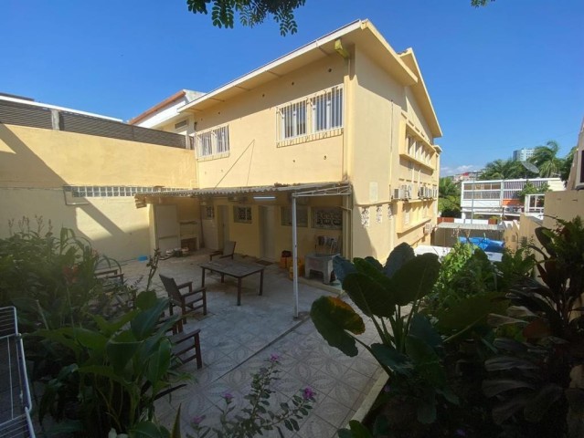 Venda Vivenda Tríplex V5+1, na avenida Luanda Cabral Moncada