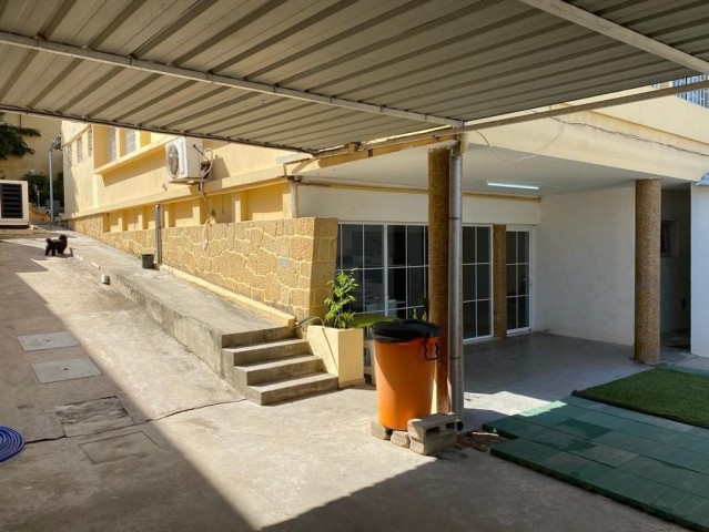 Venda Vivenda Tríplex V5+1, na avenida Luanda Cabral Moncada